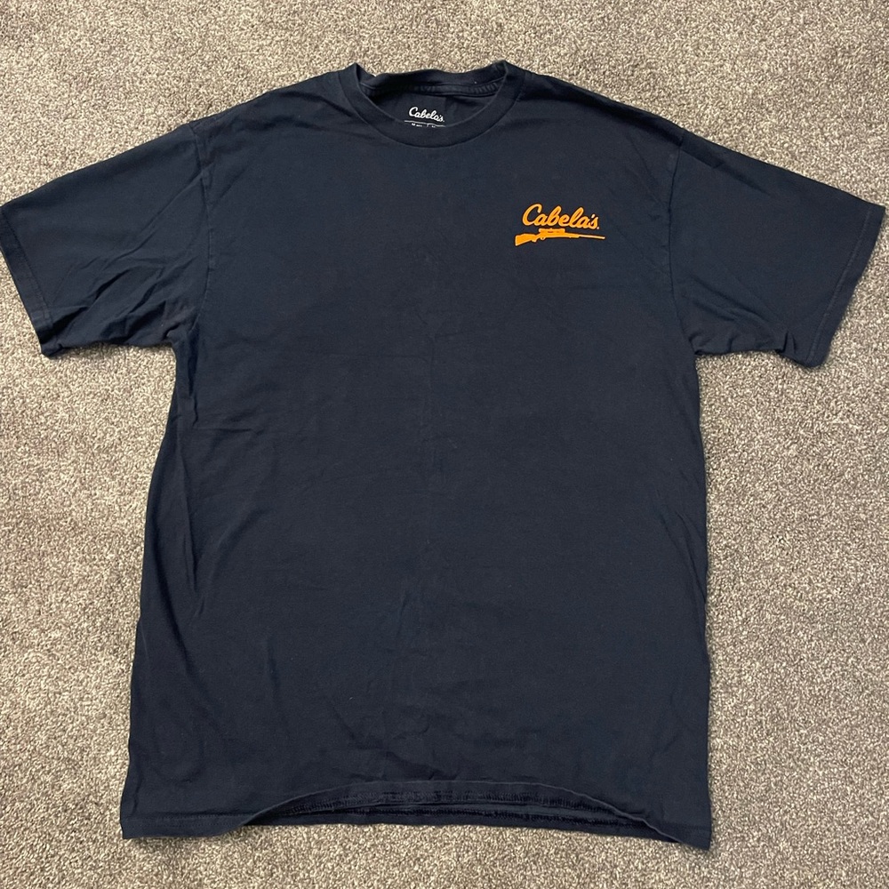 Cabelas mens size: medium t shirt with deer/gun logo